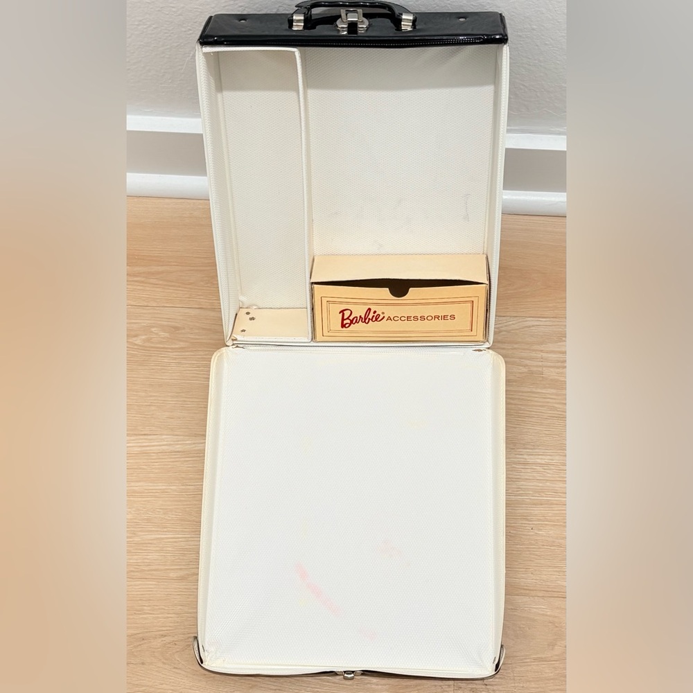 VINTAGE BARBIE MATTEL
BLACK DOLL CARRYING
CASE VIVID BOLD COLORS
COLLECTIBLE - Picture 5 of 13